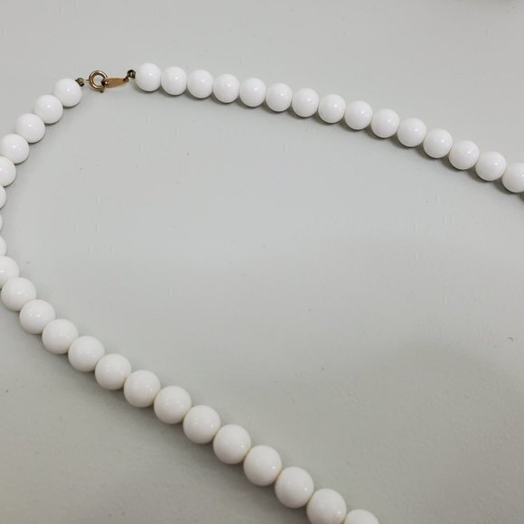 Oops A Daisy Beaded Necklace White Ball Long Stran - Picture 3 of 6